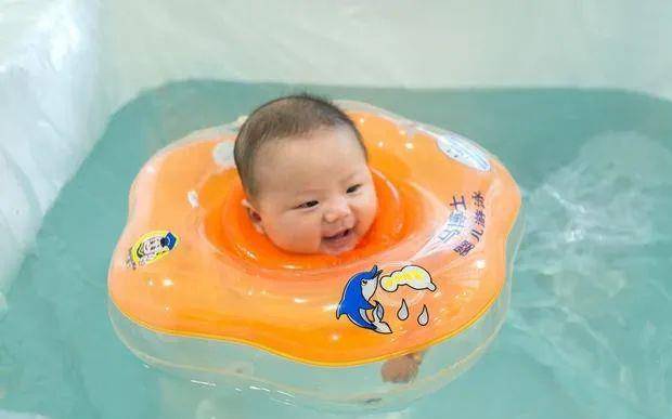 【婴儿游泳】婴儿游泳的好处_婴儿游泳注意事项
