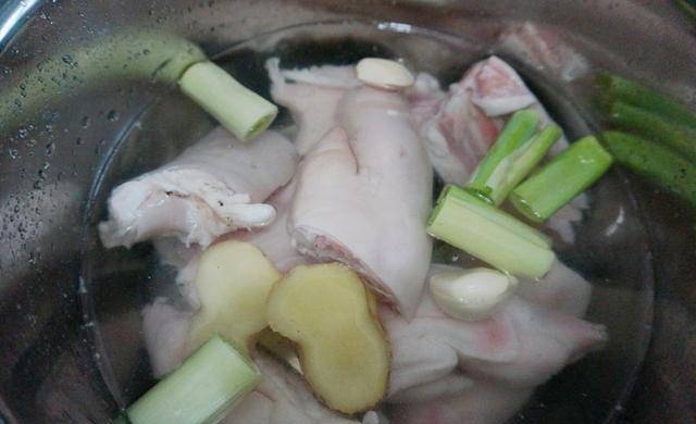 猪脚怎么炖好吃又烂高压锅 35ba8c2bf8784b0588ca22cf4d84f4a0.jpeg