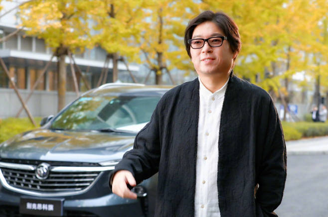 高晓松晒近照减肥显成效称26天减重26斤
