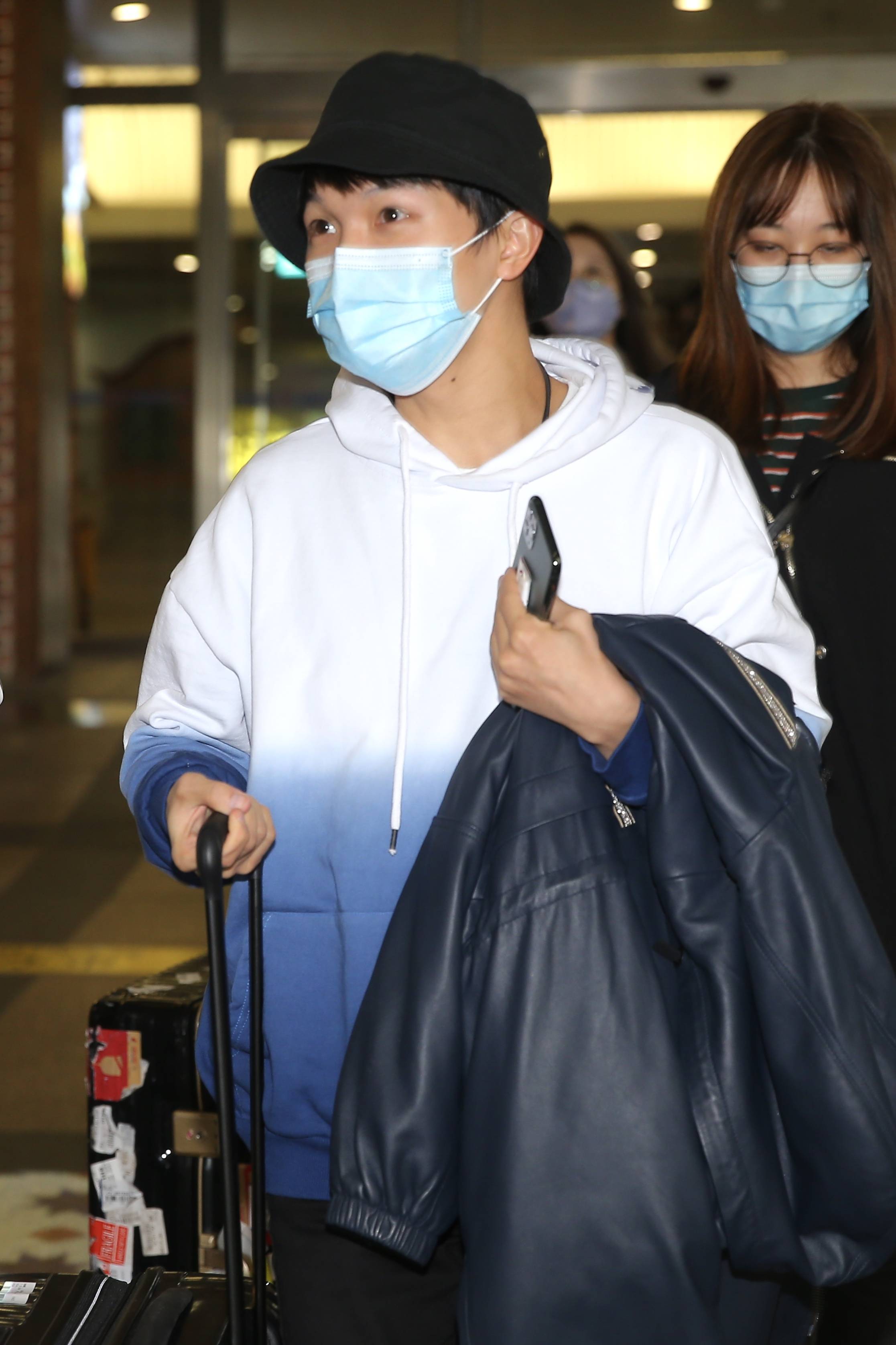 周深素颜现身厦门备战金鸡开幕 亲切与粉丝打招呼