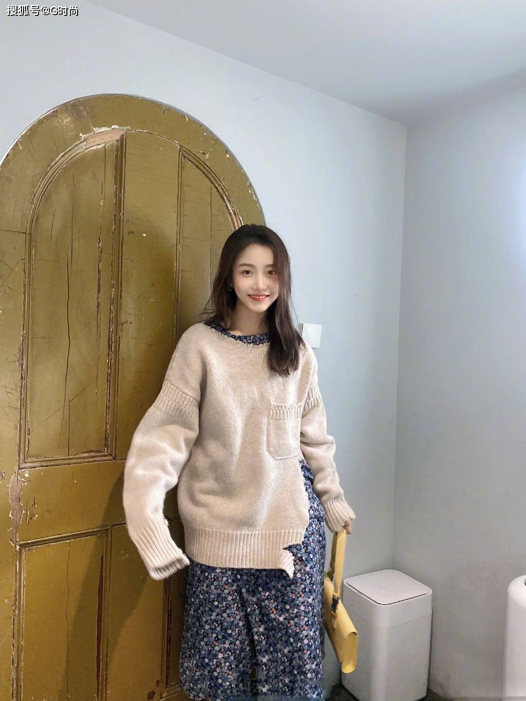 姜贞羽身穿纯色毛衣搭配碎花连衣裙 慵懒休闲