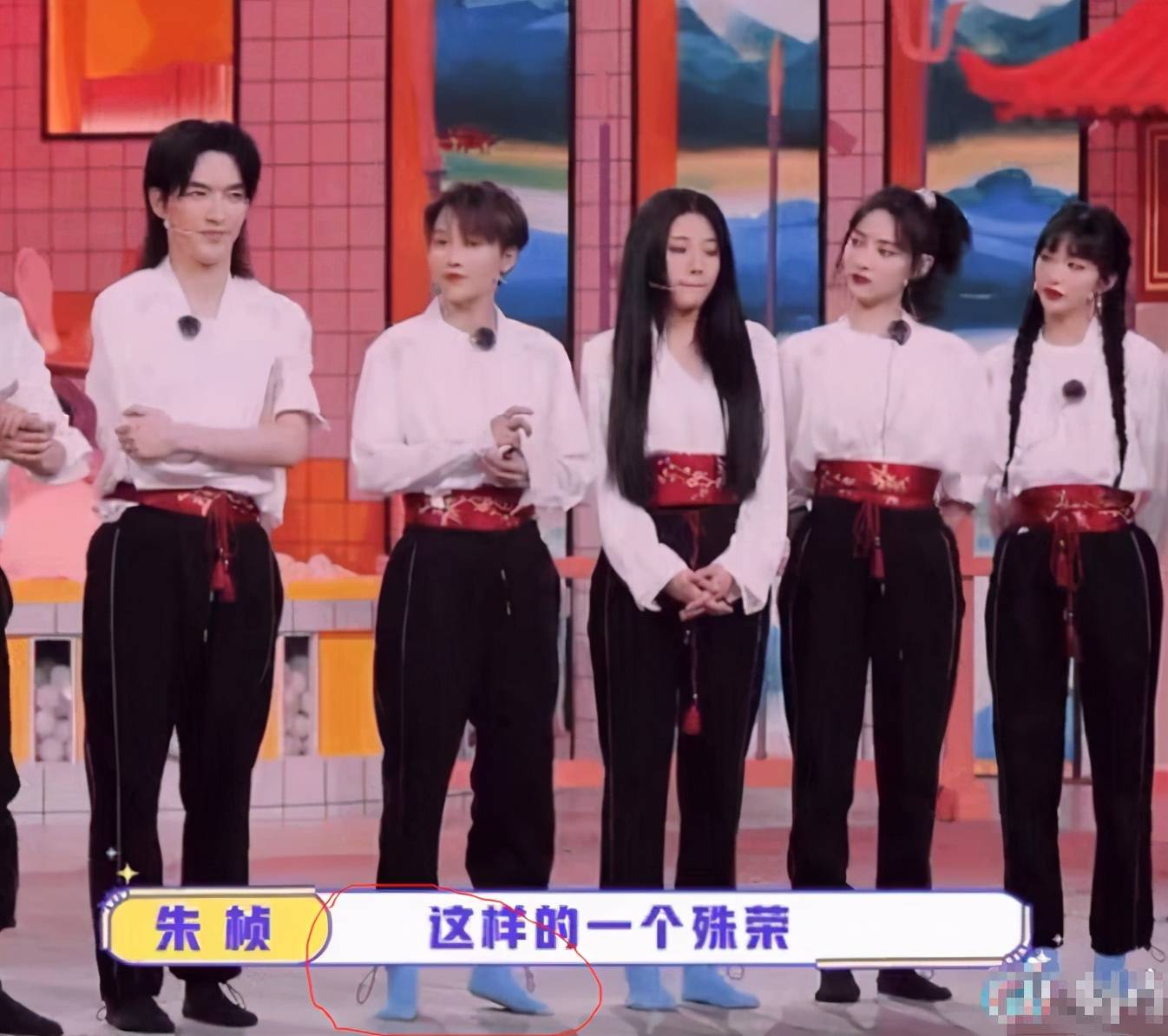 参加综艺全程踮脚 难怪多次选秀都拿c位 刘雨昕好胜心真强 身高