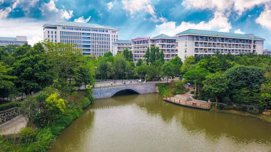 一所堪称环境一流的花园式大学 广州华夏职业学院 校园风景 学校环境