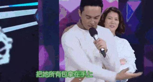 袁咏仪夫妇低调逛街,张智霖背手似老干部