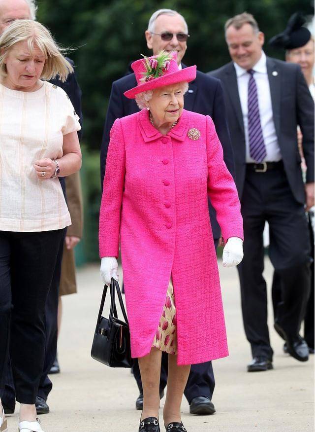 94岁英国女王走路没问题,穿身嫩绿色套装,曲线真是越发显富态