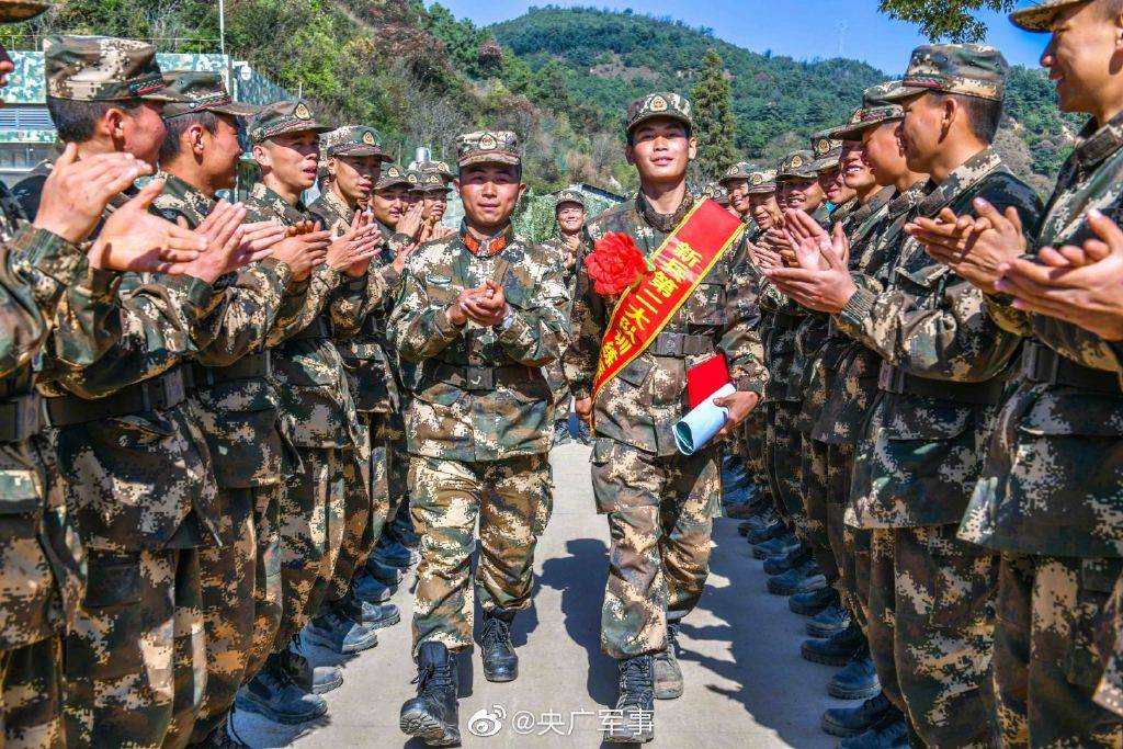 武警云南总队新兵实弹射击:全员装备03式