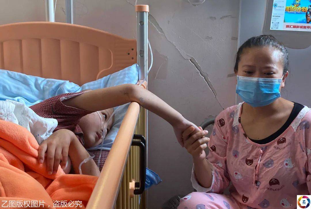 儿子|每天狂啃卫生纸说是吃炸鸡9岁男童生病后出现怪状：只认识父母