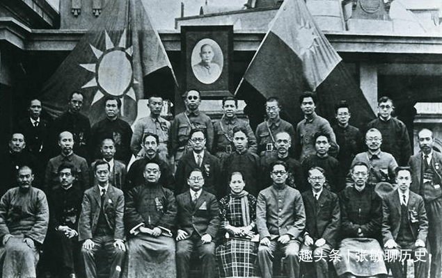 根据蒋介石的意见,1926年11月16日,鲍罗廷,宋庆龄,孙科,徐谦,陈友仁