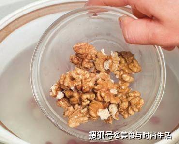 宝宝几个月能吃核桃仁 98b191e1ebdc4cbe85c7ee633bf2fd8f.jpeg