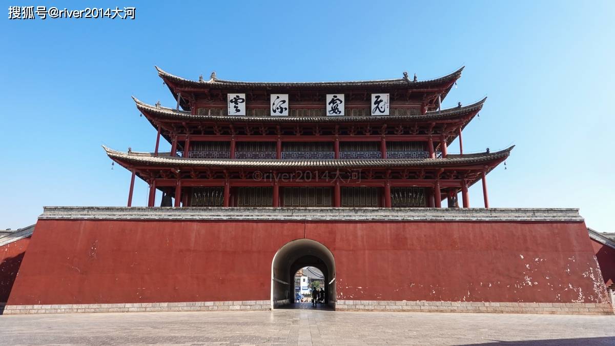 云南建水一座城门酷似北京天安门，历经50多次地震安然无恙