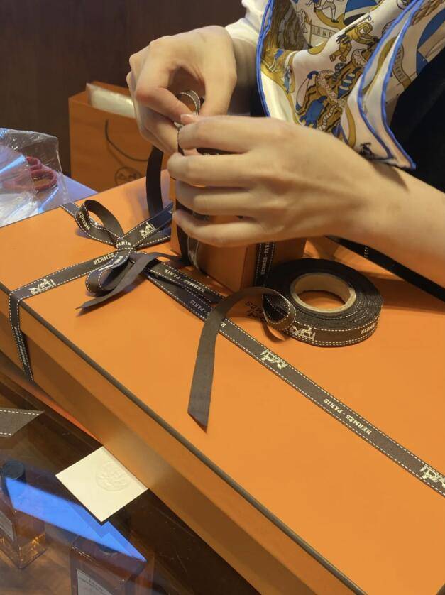 网友偶遇袁咏仪带儿子逛街买包,母子俩有说有聊