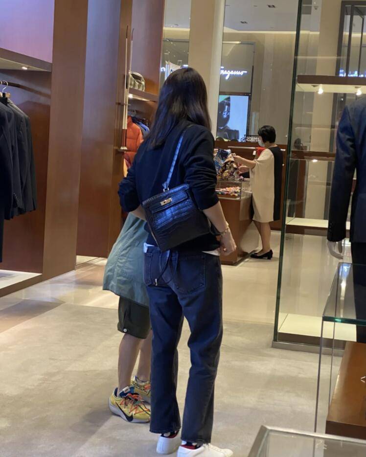 网友偶遇袁咏仪带儿子逛街买包,母子俩有说有聊