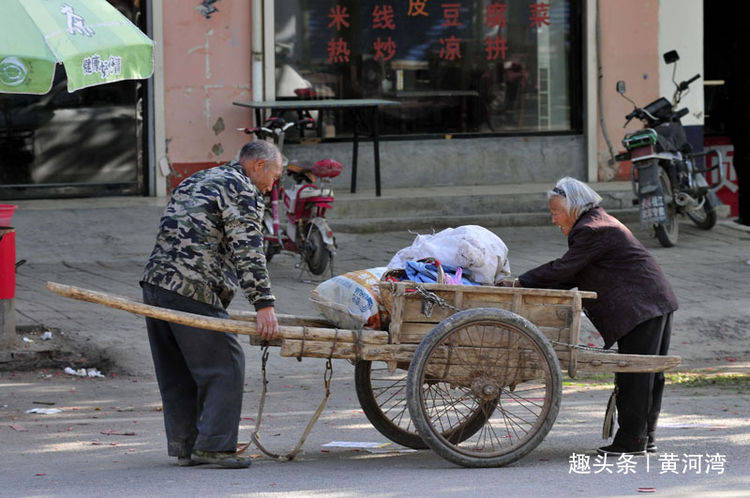 66岁残疾老人拉架子车走路去集市,接86岁的摆摊卖鹅蛋