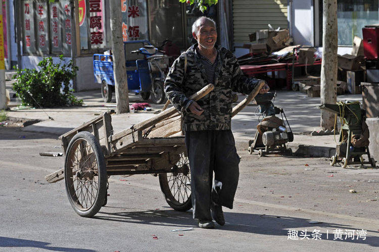 66岁残疾老人拉架子车走路去集市接86岁的摆摊卖鹅蛋的老母亲