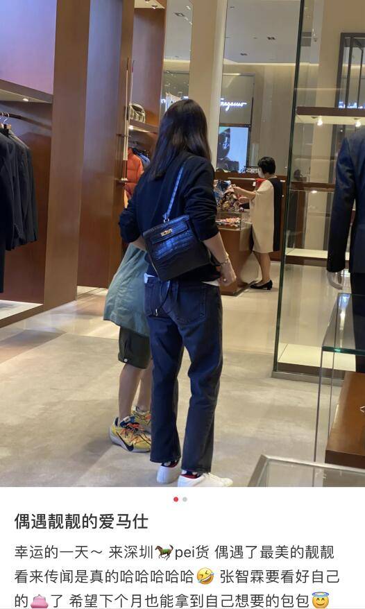 网友偶遇袁咏仪带儿子逛街买包,母子俩有说有聊