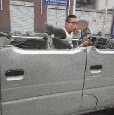 搞笑gif段子:大爷都惊呆了!心想,在农村里喂猪的,怎么