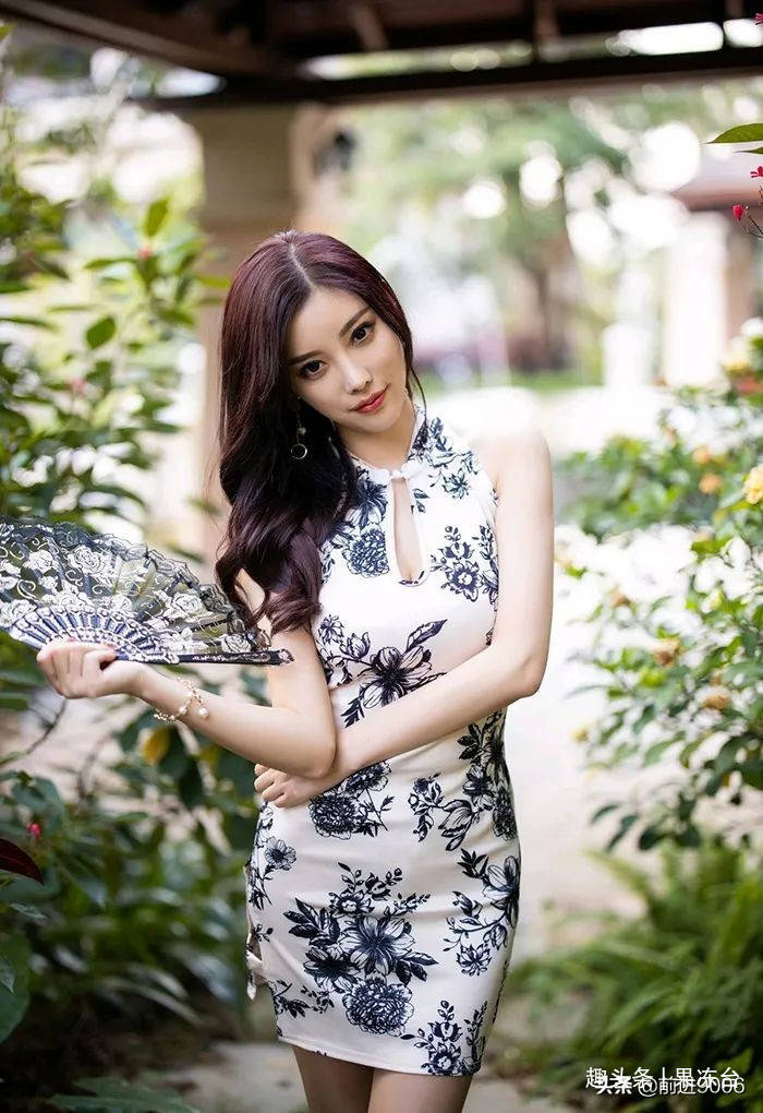 美女穿旗袍你们觉得旗袍怎么样?