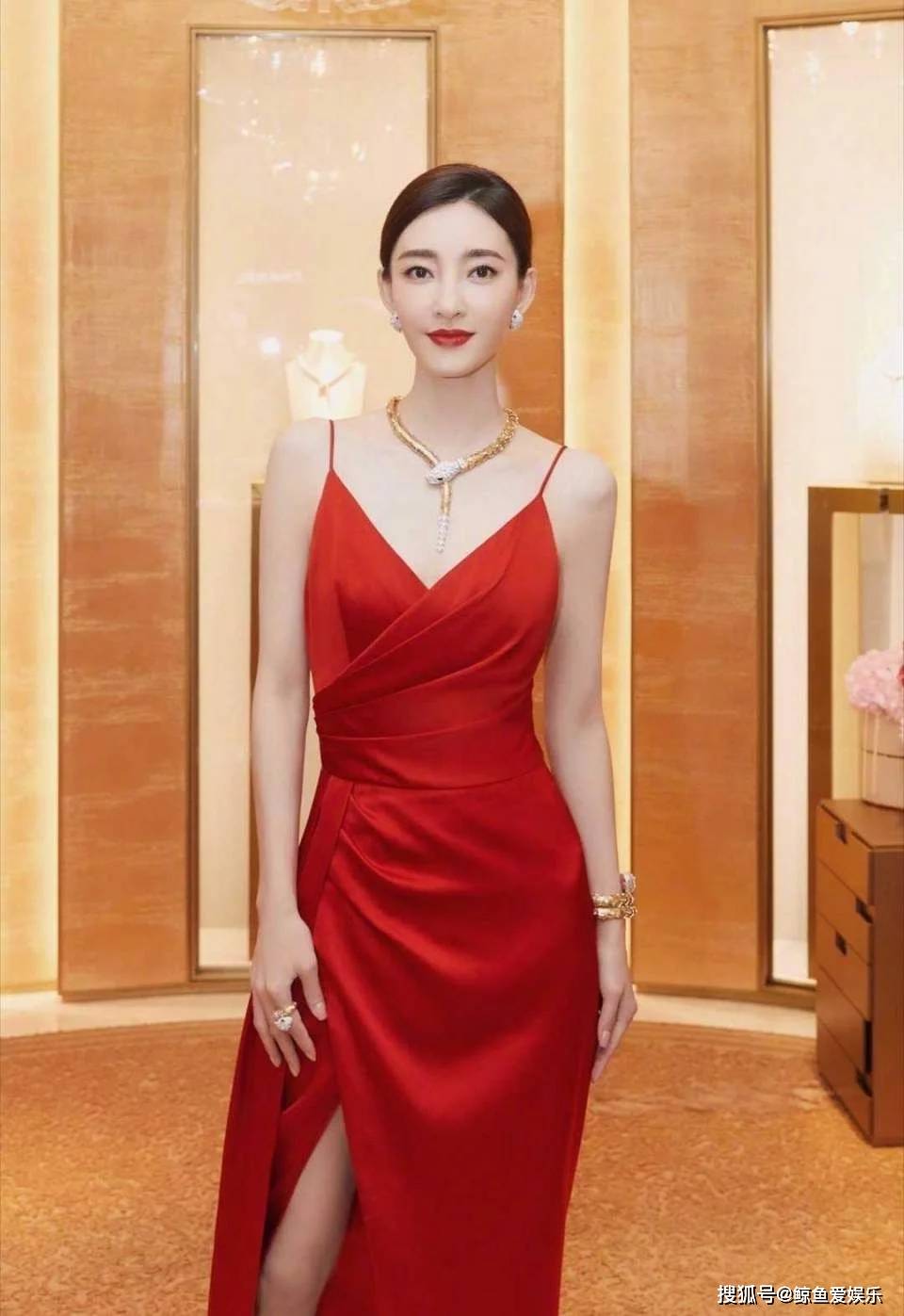 王丽坤的美是骨子里带来的,彰显高贵迷人气质的红色长裙傍身,性感十足