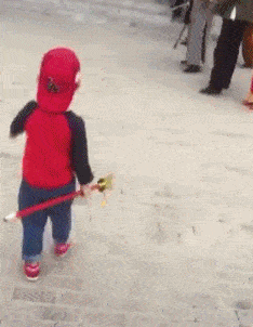 这熊孩子拿把大刀就豪横了,走路都不一样