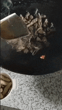 搞笑gif段子哥们难得下了一场暴雨趁雨未停赶紧洗个澡吧