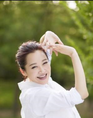 51岁许晴终于不装嫩了 c9cd41562d91487cae00d92c6a5ed847.bmp