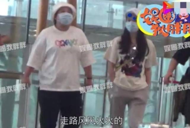 贾玲素颜现身面色蜡黄，肉多到看不见脖子，身