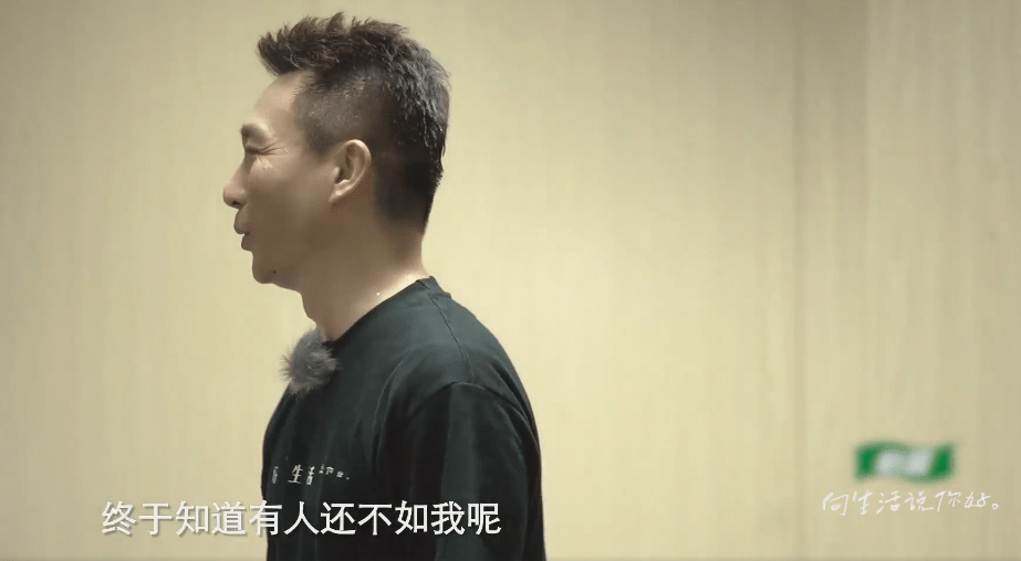 央视主持人集体翻车!俩学霸跳街舞骤停瞬间引爆笑