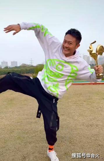 印小天获奖台上跳起舞，台下明星神色各异很尴