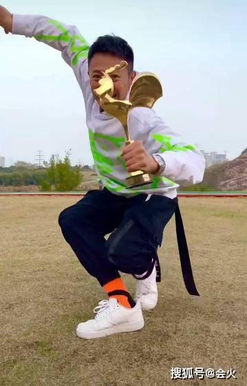 印小天获奖台上跳起舞，台下明星神色各异很尴