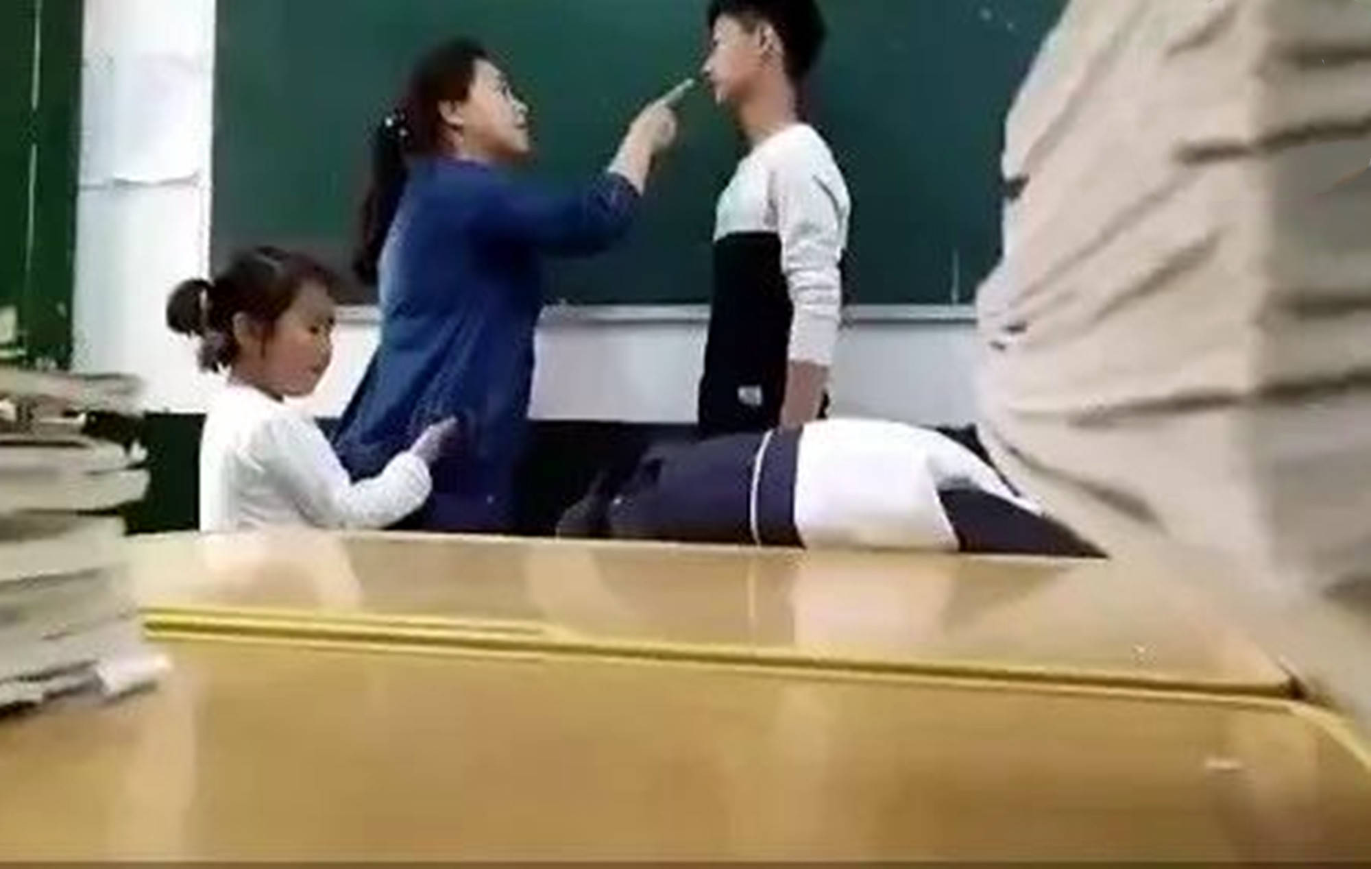 三年级孩子吵架,妈妈找到学校"咒骂,10岁女孩含泪说出真相