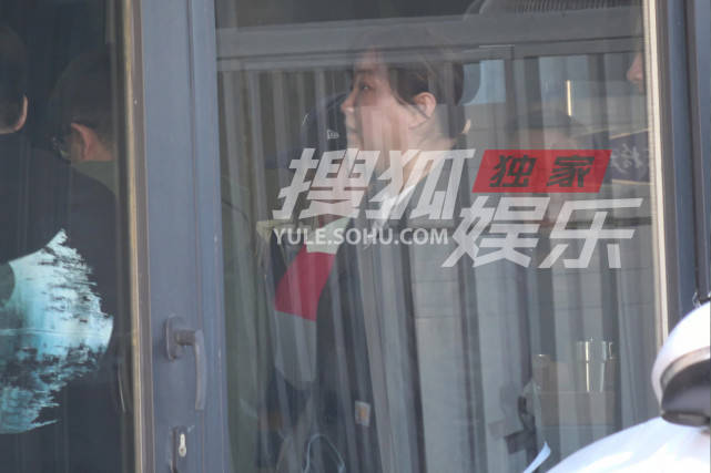 贾玲素颜现身面色蜡黄，肉多到看不见脖子，身