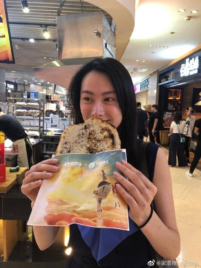 原创32岁梁洛施晒感恩节收礼奢侈化妆品摆满一整盒阔太范儿十足
