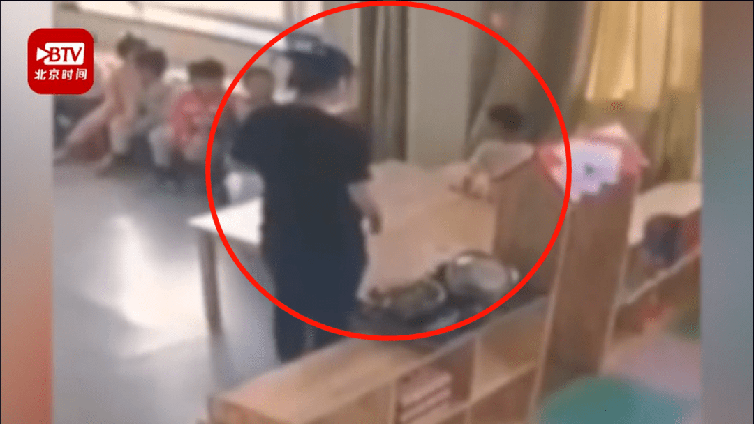 幼儿园老师虐打男童只因孩子不吃饭 警方介入 当地教育局回应