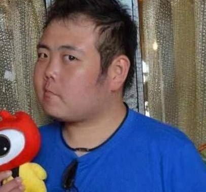 17年前,因一张照片走红的"网红小胖",如今跟经纪人结婚大变样