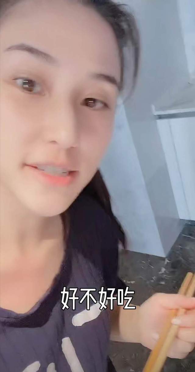 何超莲早起为窦骁做饭,窦骁深得岳母喜爱