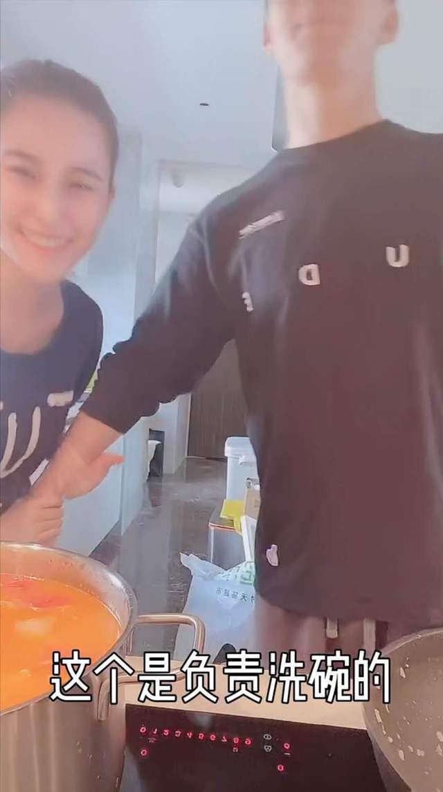 何超莲早起为窦骁做饭,窦骁深得岳母喜爱