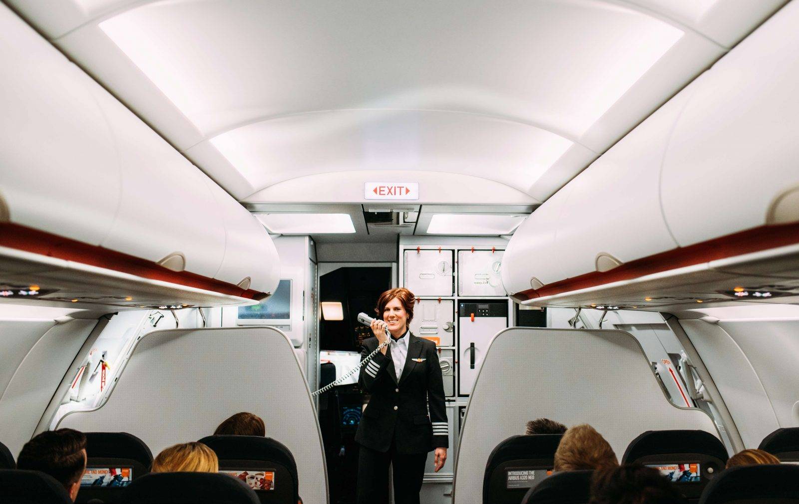 目的是通过减少乘客登机的时间,以及将乘客多余的手提行李放到飞机舱