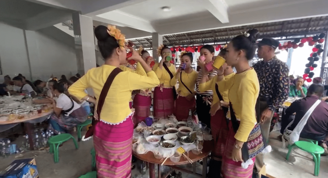 傣族婚俗除了男方上门傣族青年从恋爱到结婚都十分独特