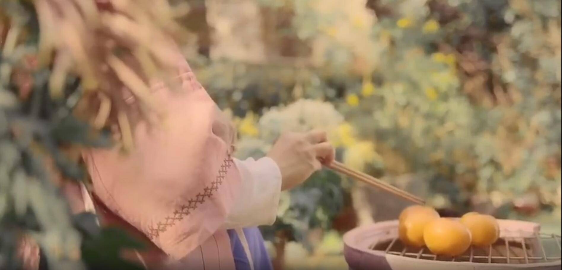 张纪中娇妻豪宅院外生火烤橘子,为“老爷”暖