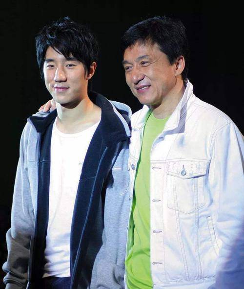 成龙去商演捞金显落魄,收的花是从地上捡的,