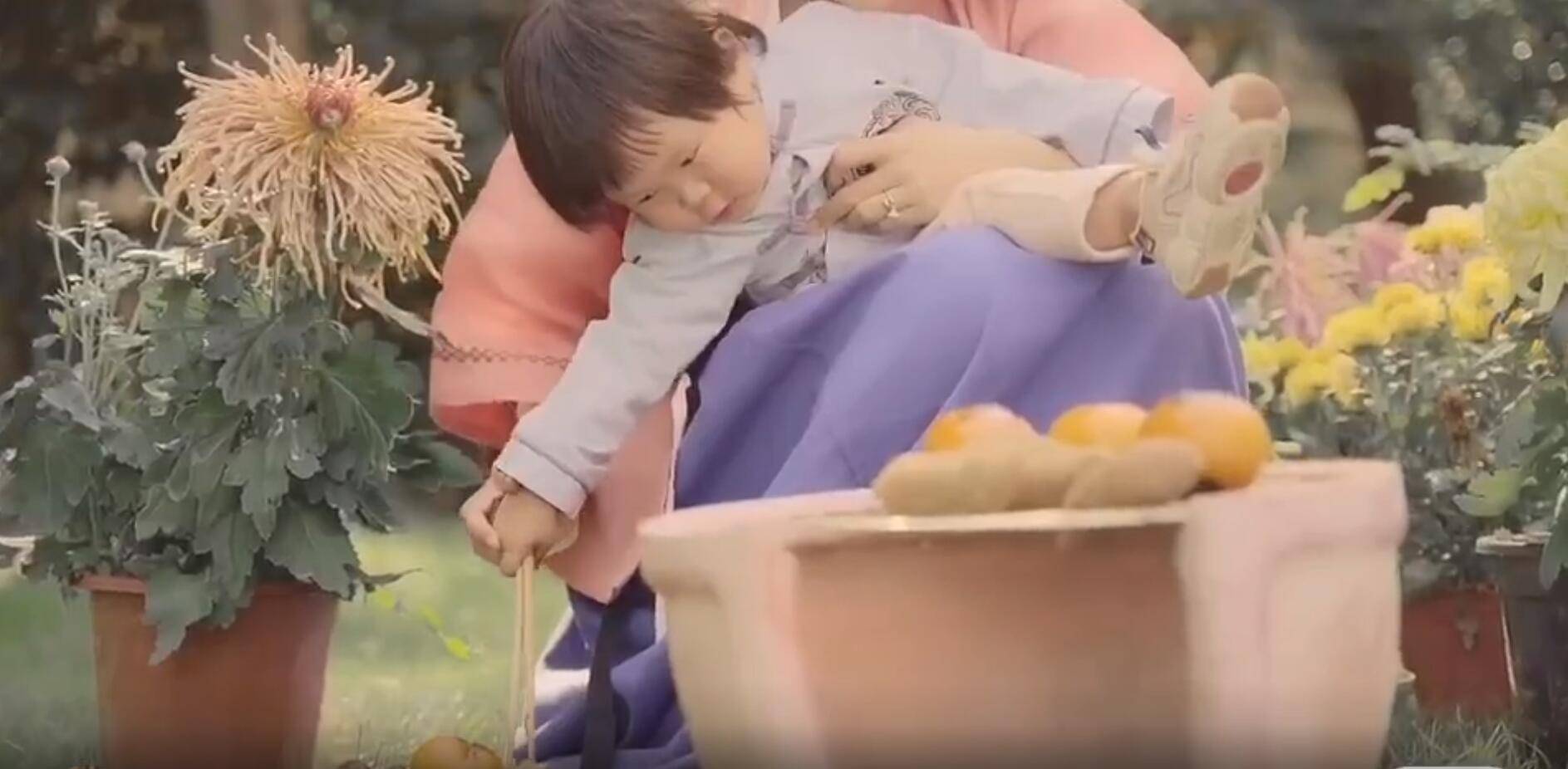 张纪中娇妻豪宅院外生火烤橘子,为“老爷”暖