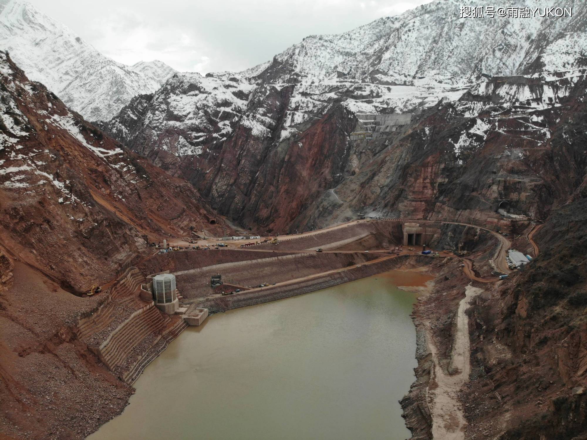 邻国建未来全球最高大坝：耗资164亿却一度停工，最后靠中国复工