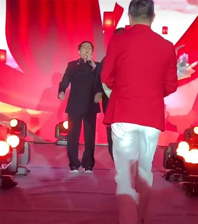 成龙去商演捞金显落魄,收的花是从地上捡的,