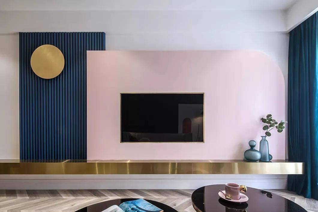 漂亮大气的粉蓝拼色背景墙,简洁大气的金属质感电视墙,每个细节都在