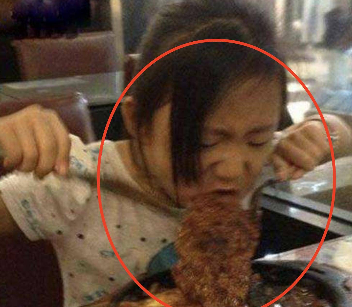 母女俩西餐厅吃饭，母亲的举动引热议，网友：为孩子未来担心