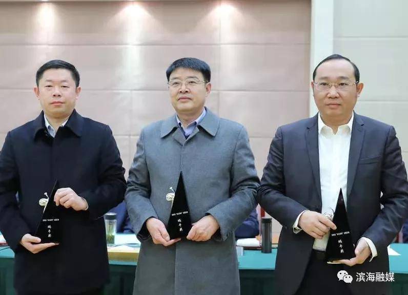 县委副书记,代县长吴启标为获得"蜗牛奖"的三个单位颁奖.