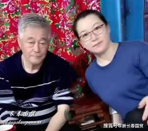 赵本山与妻子罕见同框,马丽娟端庄优雅气质好,夫妇好似两代人