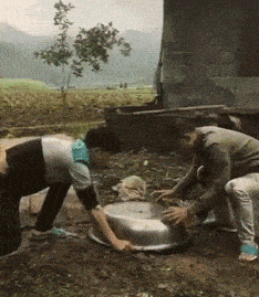 搞笑gif段子:你这钓鱼的姿势,让周围的大爷们怎么钓鱼