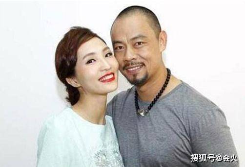 47岁晋松罕晒老婆，娇妻身材傲人颜值高，感叹自