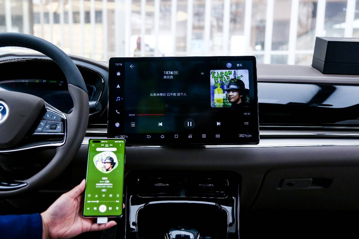 真车、熊猫、全屋智能…即将开业的华为成都旗